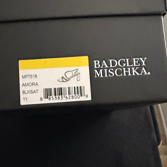 NWT-Badgley Mischka Women's Amora Pearl Strap Block Heels- Box Has Damage - Picture 5 of 6